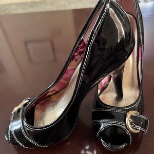 Steve Madden peep toe pump in black patent leather.  Gold buckle